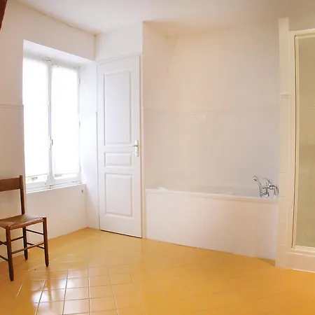 Six-bedroom Holiday In Сasa de vacaciones Bourneau